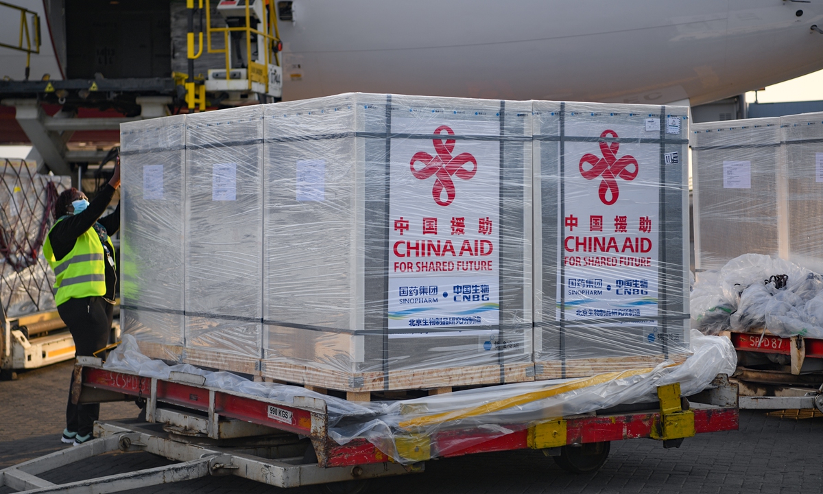 Staff members unload China-donated COVID-19 vaccines at an airport in Nairobi, Kenya, Sept. 18, 2021.Photo: Xinhua