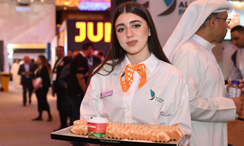 An exhibitor displays food at the HORECA Kuwait 2022 exhibition in Farwaniya Governorate, Kuwait, on May 23, 2022.Photo:Xinhua