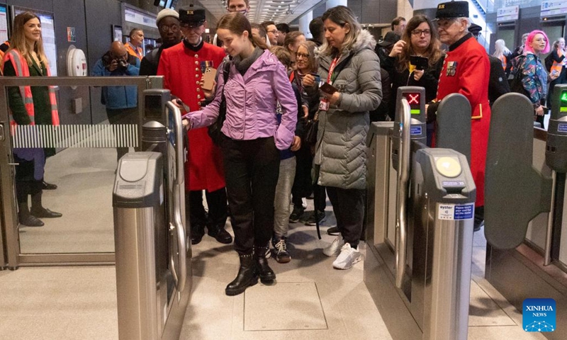 Passengers arrive at Paddington station of Elizabeth Line in London, Britain, on May 24, 2022. As a new railway line, Elizabeth Line opened to the public on Tuesday.(Photo: Xinhua)