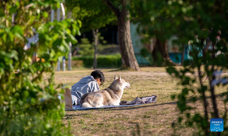 A man cools himself down at Yeouido Hangang Park in Seoul, South Korea, May 24, 2022.(Photo: Xinhua)