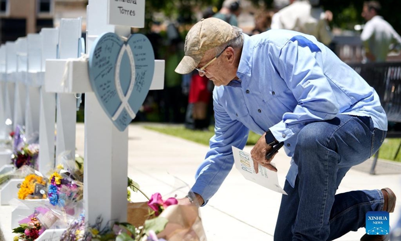 A man mourns for victims of a school mass shooting in Uvalde, Texas, the United States, May 26, 2022. At least 19 children and two adults were killed in a shooting at Robb Elementary School in the town of Uvalde, Texas, on Tuesday.(Photo: Xinhua)