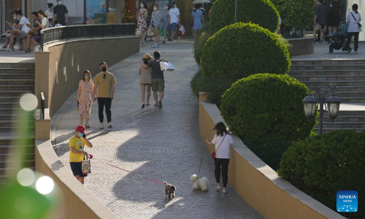 People enjoy themselves at a shopping mall in Chaoyang District of Beijing, capital of China, May 29, 2022. Photo:Xinhua