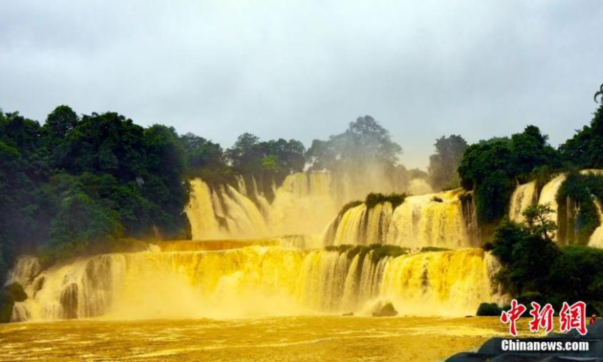 德天瀑布因水量飙升，在阳光下形成罕见的金色瀑布。  2022年5月26日。图片：中新社