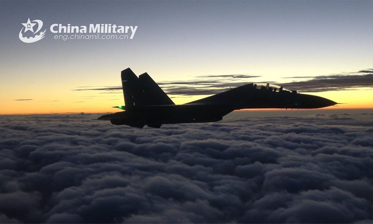 Fighter jets attached to a naval aviation brigade fly in formation during a round-the-clock flight training exercise on April 26, 2022. Photo:China Military