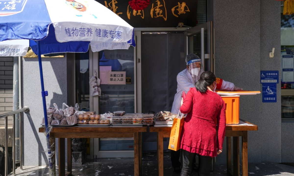 A resident buys food at a restaurant in Beijing, capital of China, May 14, 2022. Photo:Xinhua