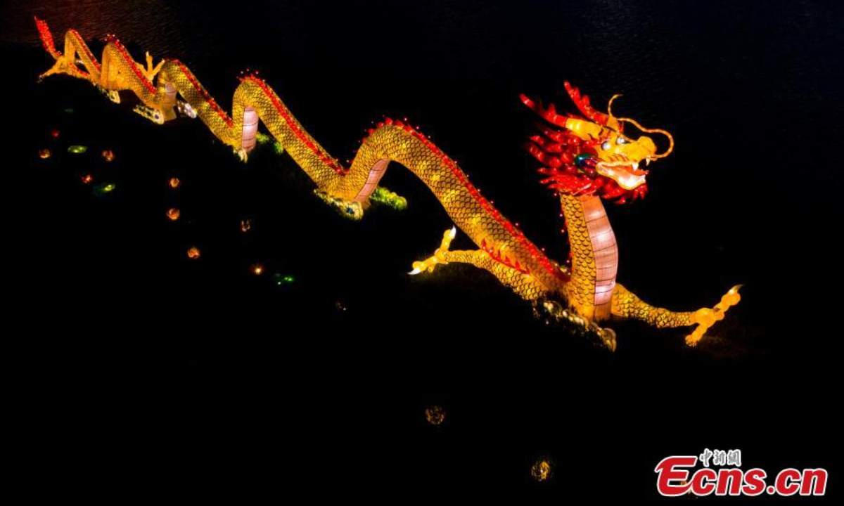 2022年5月31日，在中国北方山西省太原市，一盏长126米、高16米的龙灯照亮了汾河夜景。照片：中新社