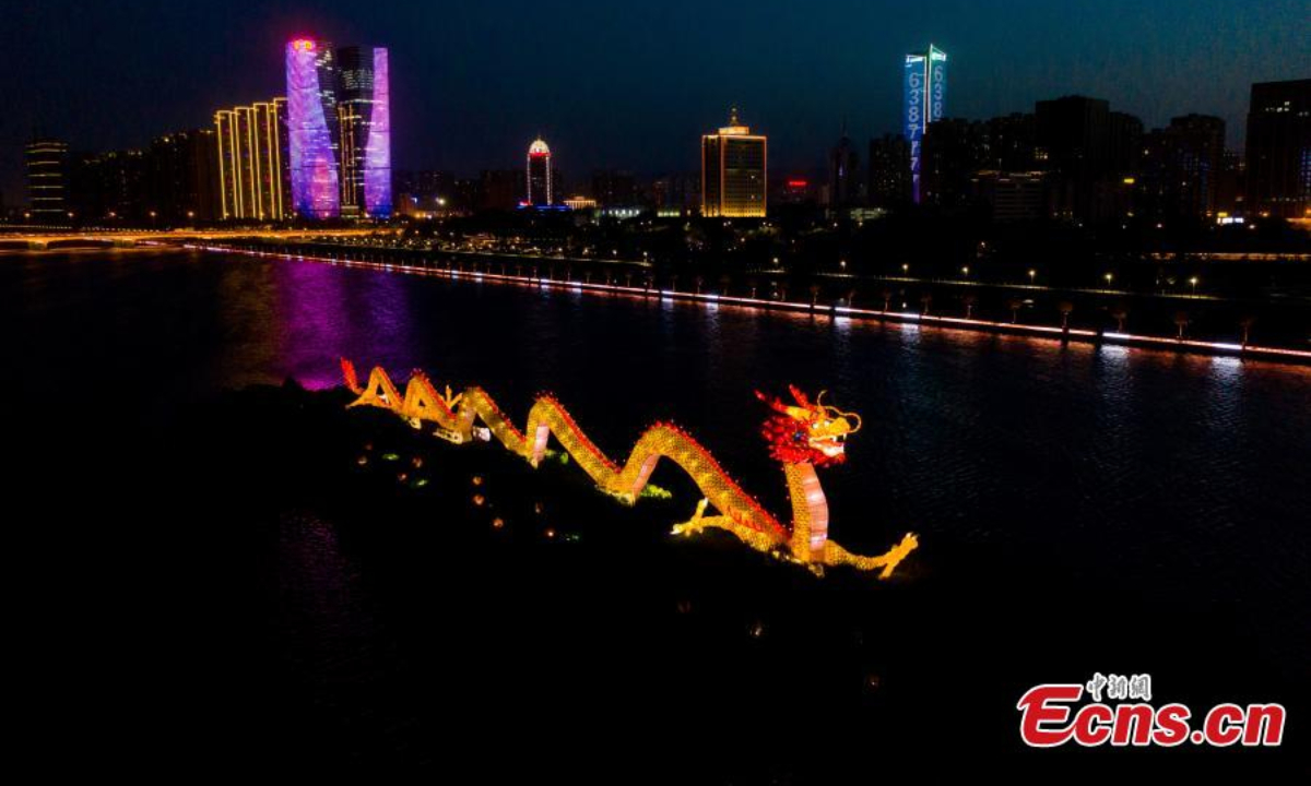 Night scenery of Fenhe River is illuminated by a bright 126-meter-long and 16-meter-high dragon lantern in Taiyuan, north China's Shanxi Province, May 31, 2022. Photo:China News Service