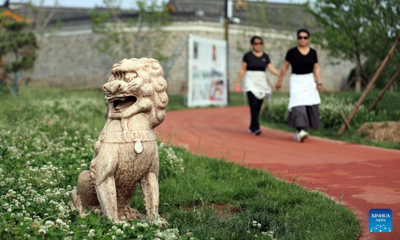 Citizens enjoy the scenery along the Grand Canal in Cangzhou City, north China's Hebei Province, May 24, 2022.(Photo: Xinhua)