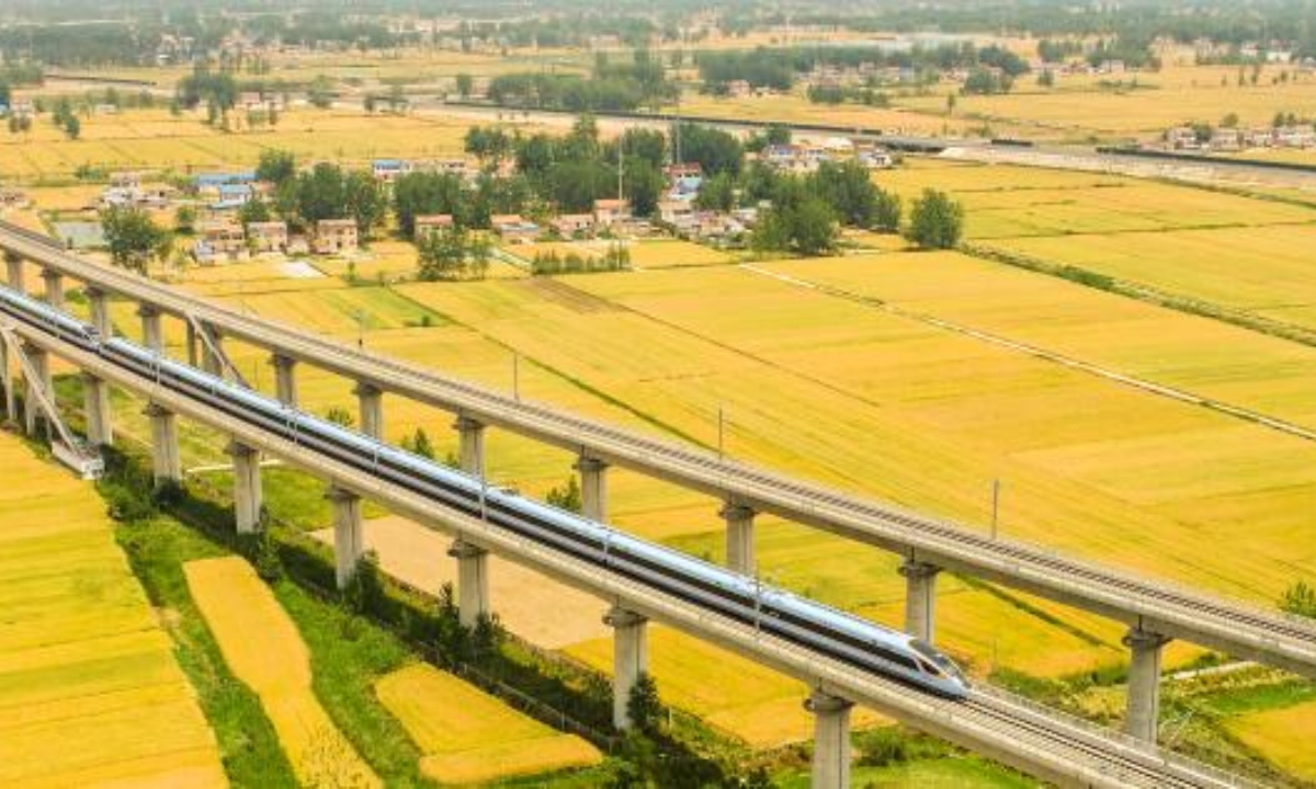 Aerial photo taken on May 26, 2022 shows a high-speed train running through wheat fields in Huai'an, east China's Jiangsu Province. Photo:Xinhua