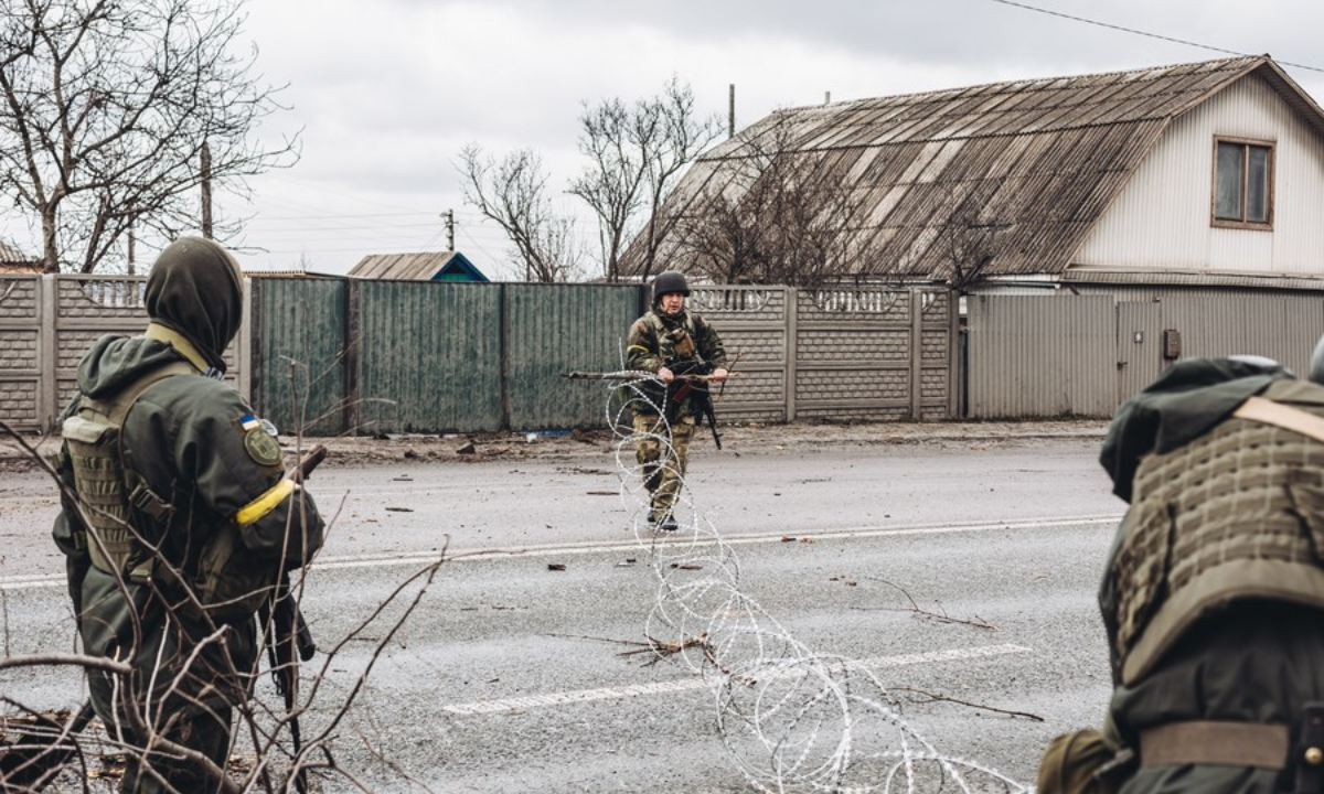 Ukrainian soldiers set up roadblocks in Irpin, Ukraine, on March 4, 2022. Photo:Xinhua
