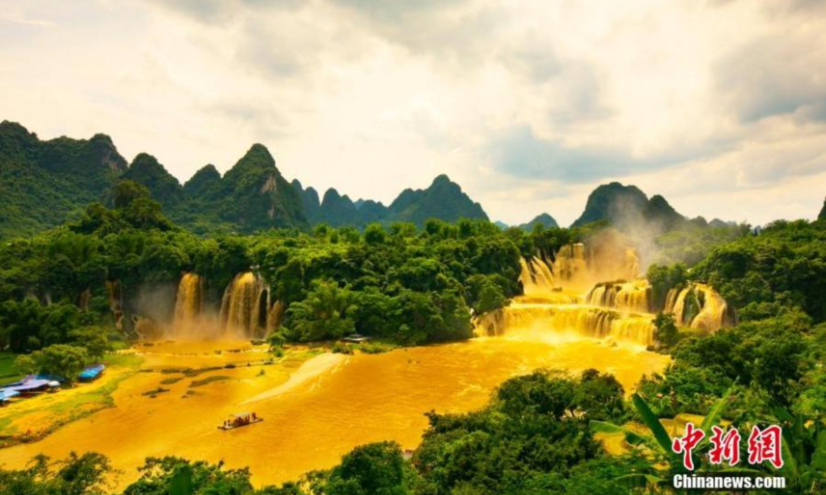 德天瀑布因水量飙升，在阳光下形成罕见的金色瀑布。  2022年5月26日。图片：中新社
