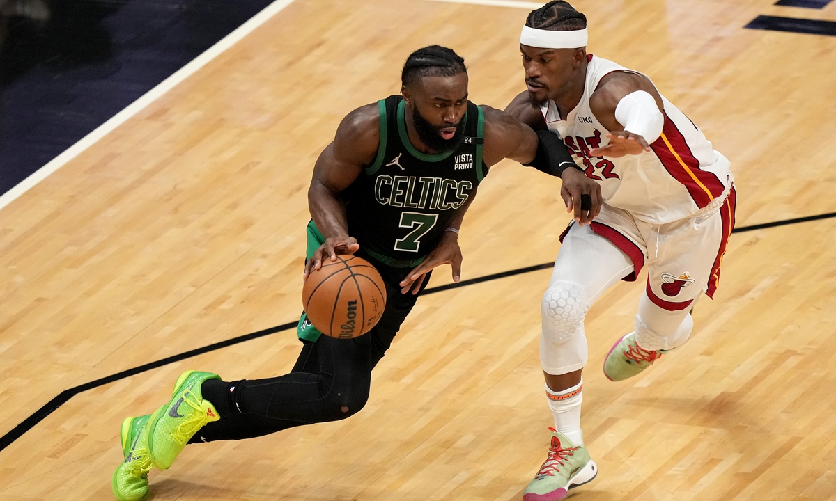 Jaylen Brown (left) of the Boston Celtics is defended by Jimmy Butler of the Miami Heat on May 25, 2022 in Miami, Florida. Photo: VCG