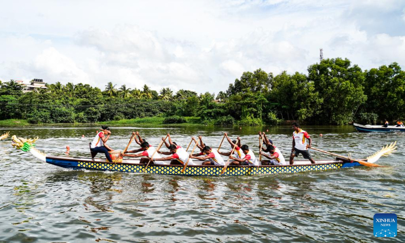People take part in the Sri lanka-China Friendship Cup Dragon Boat Races to celebrate the Dragon Boat Festivel at Diyawanna Rowing Center in Colombo, Sri Lanka, June 3, 2022. (Xinhua/Tang Lu)