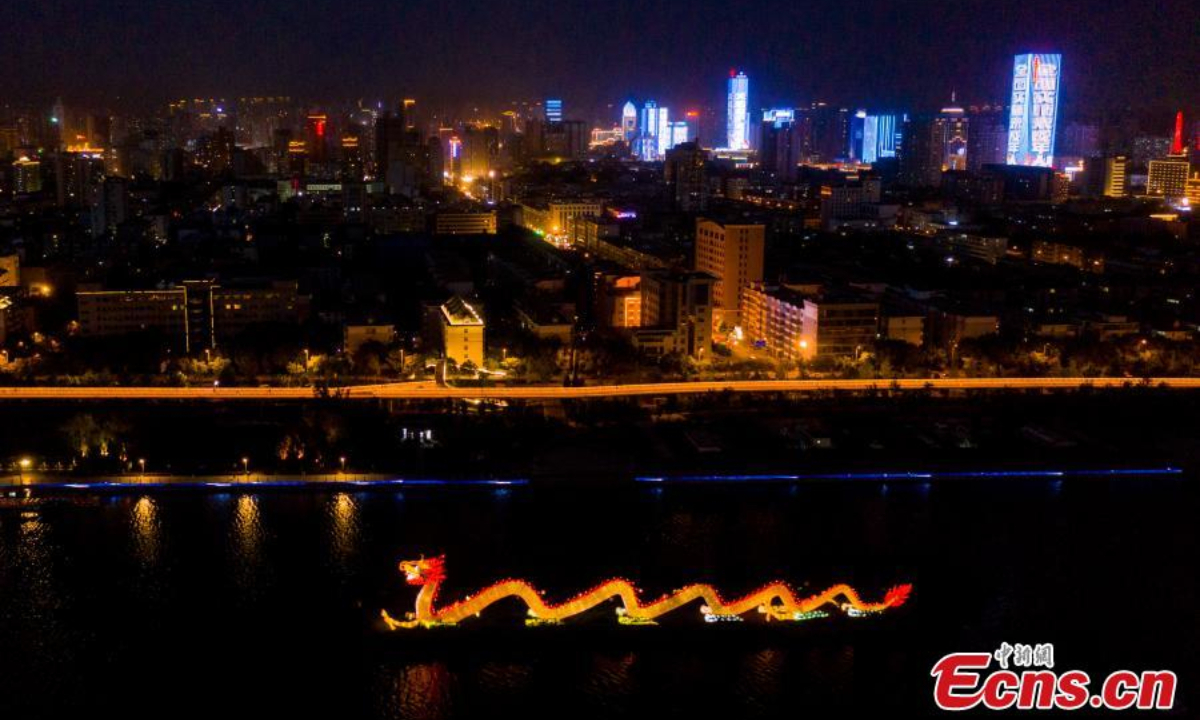 2022年5月31日，在中国北方山西省太原市，一盏长126米、高16米的龙灯照亮了汾河夜景。照片：中新社