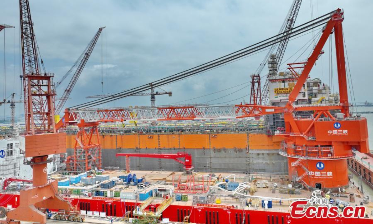 2022年5月25日，中国第一艘专门用于运输和安装风电场基础设施的高性能深海船舶乌东德号在中国东部江苏省海门市下水。图片：中新社