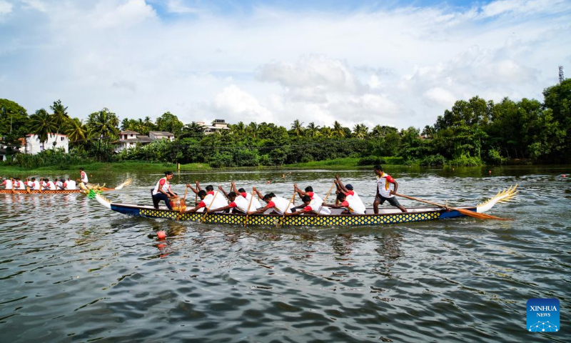 People take part in the Sri lanka-China Friendship Cup Dragon Boat Races to celebrate the Dragon Boat Festivel at Diyawanna Rowing Center in Colombo, Sri Lanka, June 3, 2022. (Xinhua/Tang Lu)