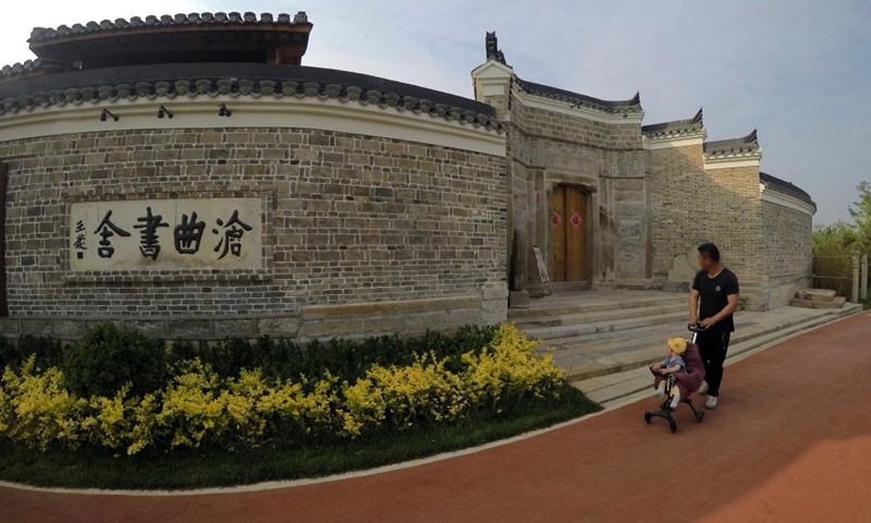 Citizens walk past the yard of an ancient academy along the Grand Canal in Cangzhou City, north China's Hebei Province, May 24, 2022.(Photo: Xinhua)
