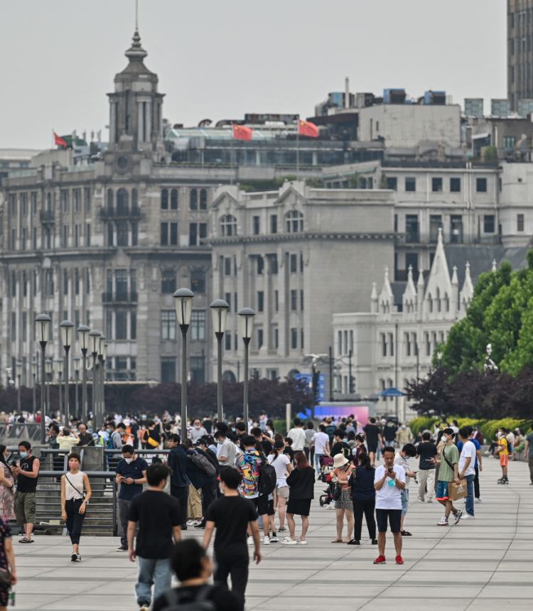 People gather on the Bund along the Huangpu River in Shanghai on June 1, 2022, following the easing of COVID-19 restrictions in the city after a two-month lockdown. Photo: AFP