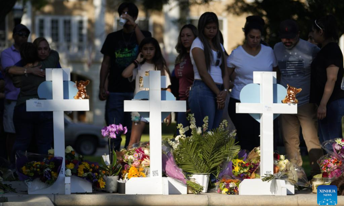 People mourn for victims of a school mass shooting in Uvalde, Texas, the United States, May 26, 2022. At least 19 children and two adults were killed in a shooting at Robb Elementary School in the town of Uvalde, Texas, on Tuesday. Photo:Xinhua