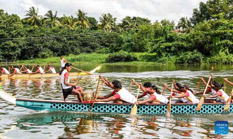 People take part in the Sri lanka-China Friendship Cup Dragon Boat Races to celebrate the Dragon Boat Festivel at Diyawanna Rowing Center in Colombo, Sri Lanka, June 3, 2022. (Xinhua/Tang Lu)