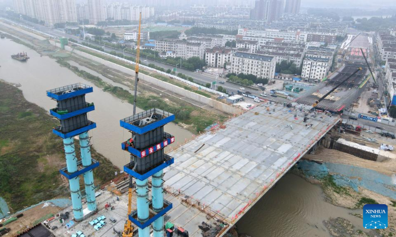 Aerial photo taken on June 3, 2022 shows constructors working at the construction site of a bridge, which is a part of a mega water diversion project to divert water from the Yangtze River to the Huaihe River, in east China's Anhui Province. (Xinhua/Liu Junxi)