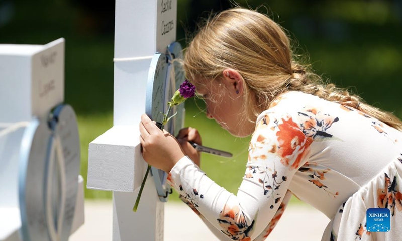 A girl mourns for victims of a school mass shooting in Uvalde, Texas, the United States, May 26, 2022. At least 19 children and two adults were killed in a shooting at Robb Elementary School in the town of Uvalde, Texas, on Tuesday. (Photo: Xinhua)