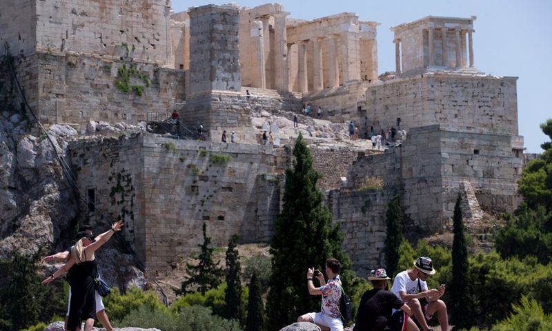 Des visiteurs prennent des photos sur la colline de l'Acropole à Athènes, en Grèce, le 15 août 2020. (Photo : Xinhua)