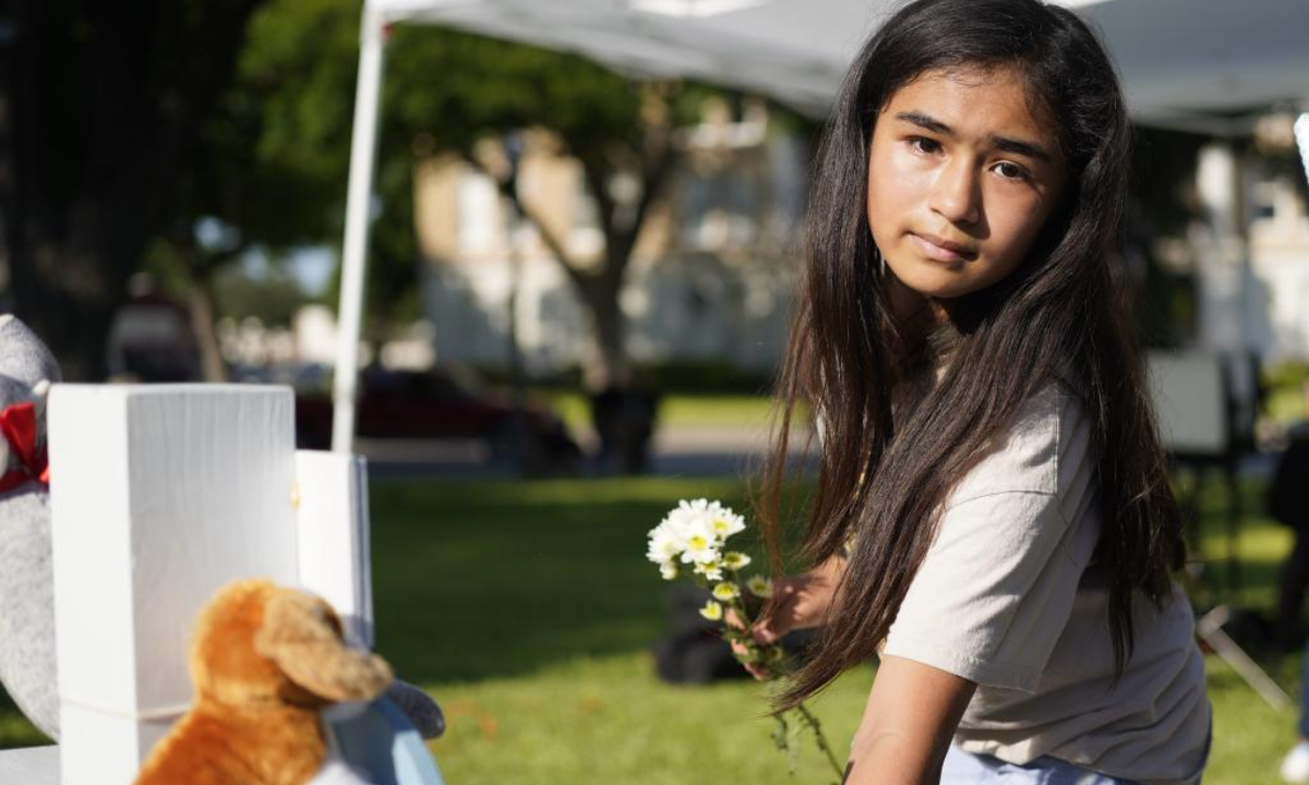 People mourn for victims of a school mass shooting in Uvalde, Texas, the United States, May 26, 2022. At least 19 children and two adults were killed in a shooting at Robb Elementary School in the town of Uvalde, Texas, on Tuesday. Photo:Xinhua