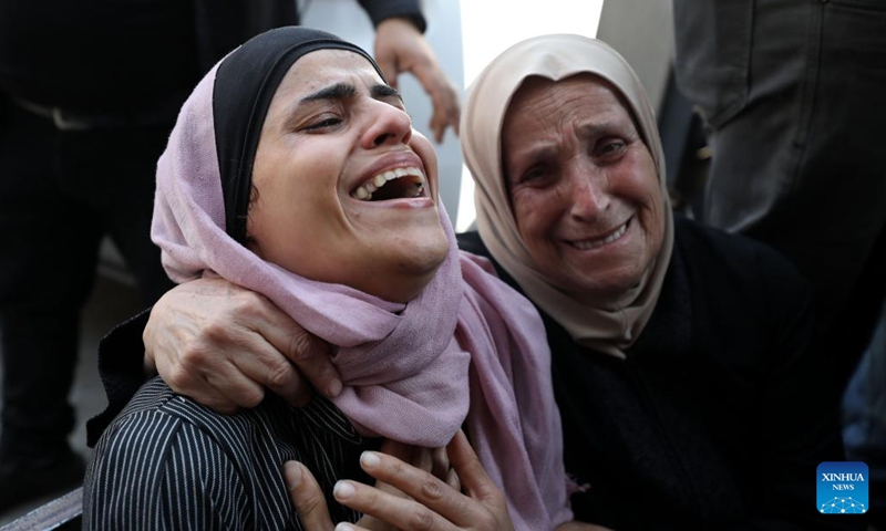 Relatives of Ghaith Yamin mourn during his funeral in the West Bank city of Nablus, on May 25, 2022.(Photo: Xinhua)