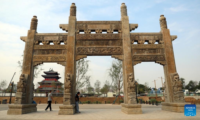 Citizens enjoy the scenery along the Grand Canal in Cangzhou City, north China's Hebei Province, May 24, 2022.(Photo: Xinhua)