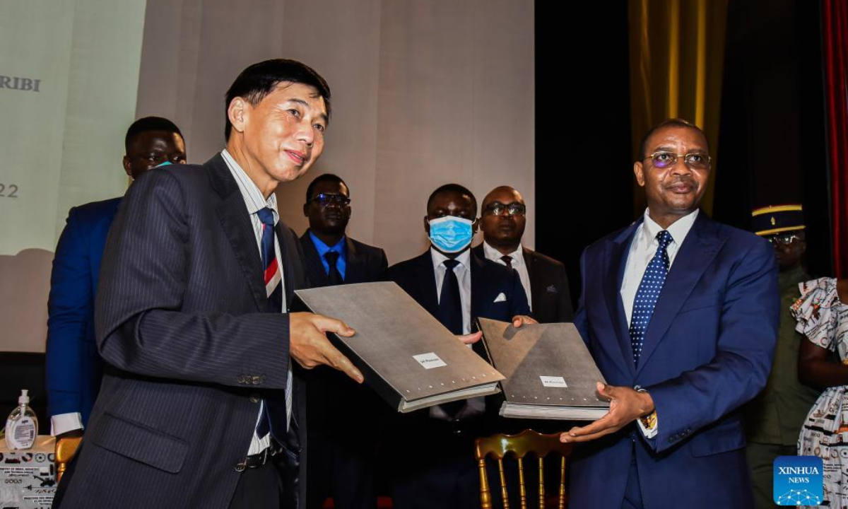 Cameroonian Minister of Mines, Industry and Technological Development Gabriel Dodo Ndoke (R, front) and General Manager of Sinosteel Cam S.A. Zheng Zhenghao exchange the agreement documents in Yaounde, Cameroon, May 6, 2022. Photo:Xinhua