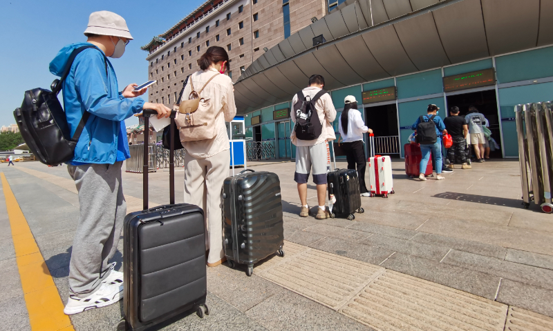 Passengers line at the Beijing West Railway Station on May 28, 2022. Photo: VCG