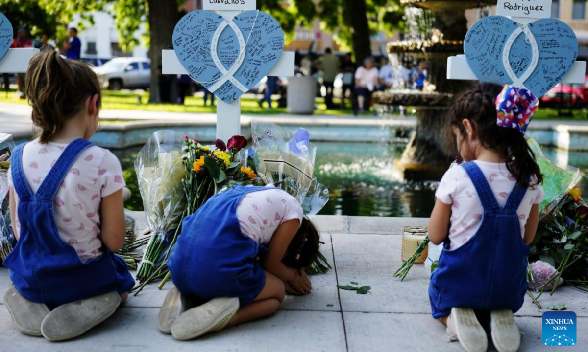 People mourn for victims of a school mass shooting in Uvalde, Texas, the United States, May 26, 2022. At least 19 children and two adults were killed in a shooting at Robb Elementary School in the town of Uvalde, Texas, on Tuesday. Photo:Xinhua