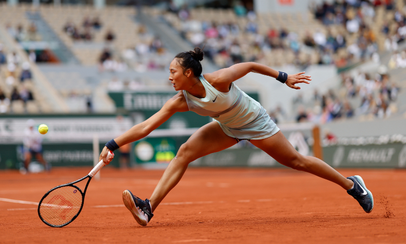 China's Zheng Qinwen returns the ball to Poland's Iga Swiatek during their fourth-round match of the French Open tennis tournament on May 30, 2022, in Paris. Photo: VCG
