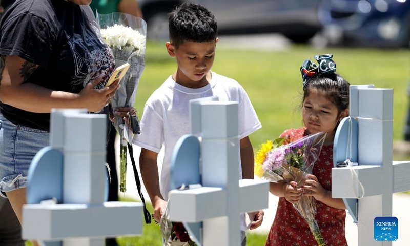 People mourn for victims of a school mass shooting in Uvalde, Texas, the United States, May 26, 2022. At least 19 children and two adults were killed in a shooting at Robb Elementary School in the town of Uvalde, Texas, on Tuesday.(Photo: Xinhua)