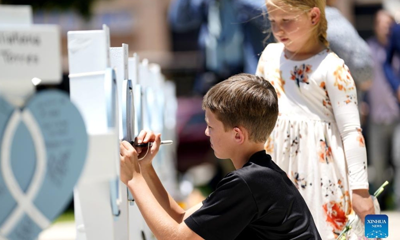 A man mourns for victims of a school mass shooting in Uvalde, Texas, the United States, May 26, 2022. At least 19 children and two adults were killed in a shooting at Robb Elementary School in the town of Uvalde, Texas, on Tuesday.(Photo: Xinhua)