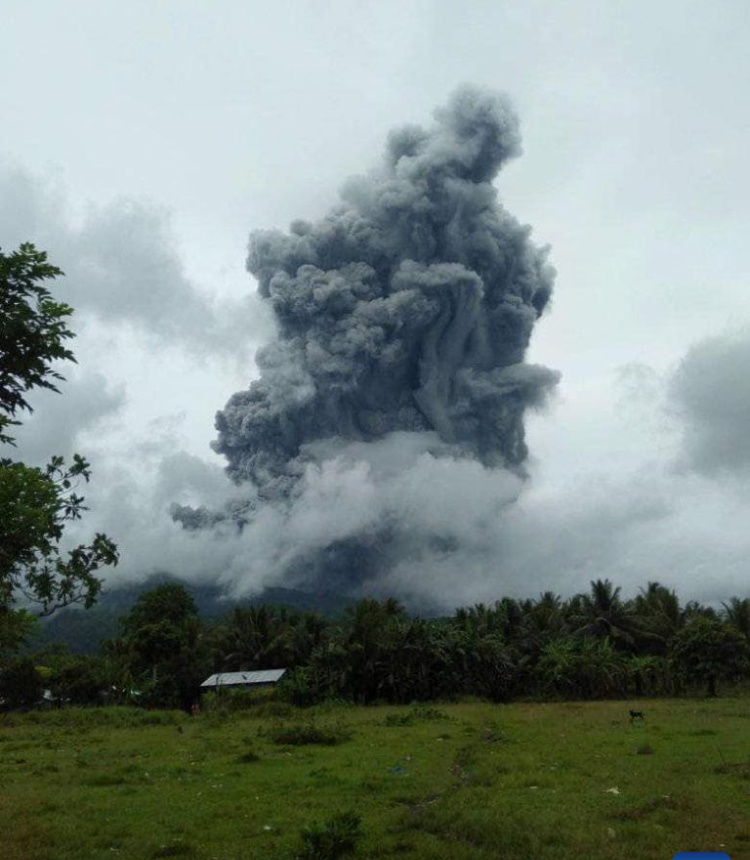 Dark plumes of ash and steam are seen during the phreatic eruption of Bulusan volcano in Sorsogon Province, the Philippines on June 5, 2022. The Philippine Institute of Volcanology and Seismology on Sunday raised the alert level for Bulusan volcano from zero to one after the volcano in Sorsogon province, southeast of Manila, spewed a grey plume about a kilometer high into the sky. Photo: Xinhua