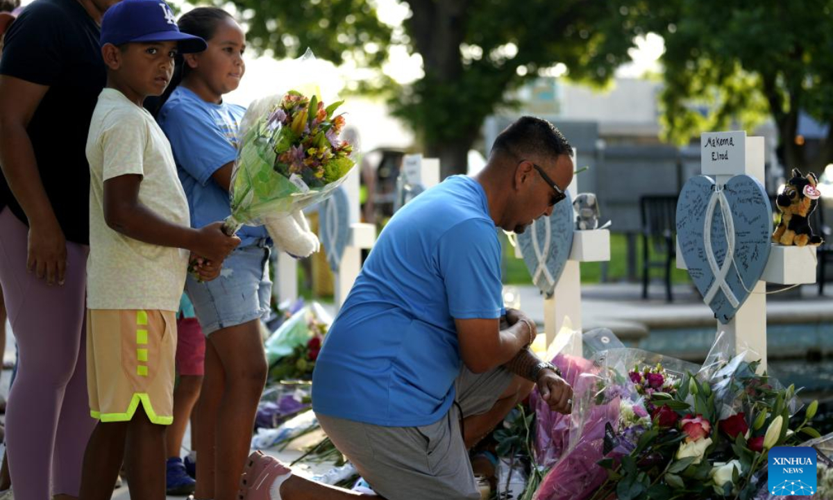 People mourn for victims of a school mass shooting in Uvalde, Texas, the United States, May 26, 2022. At least 19 children and two adults were killed in a shooting at Robb Elementary School in the town of Uvalde, Texas, on Tuesday. Photo:Xinhua