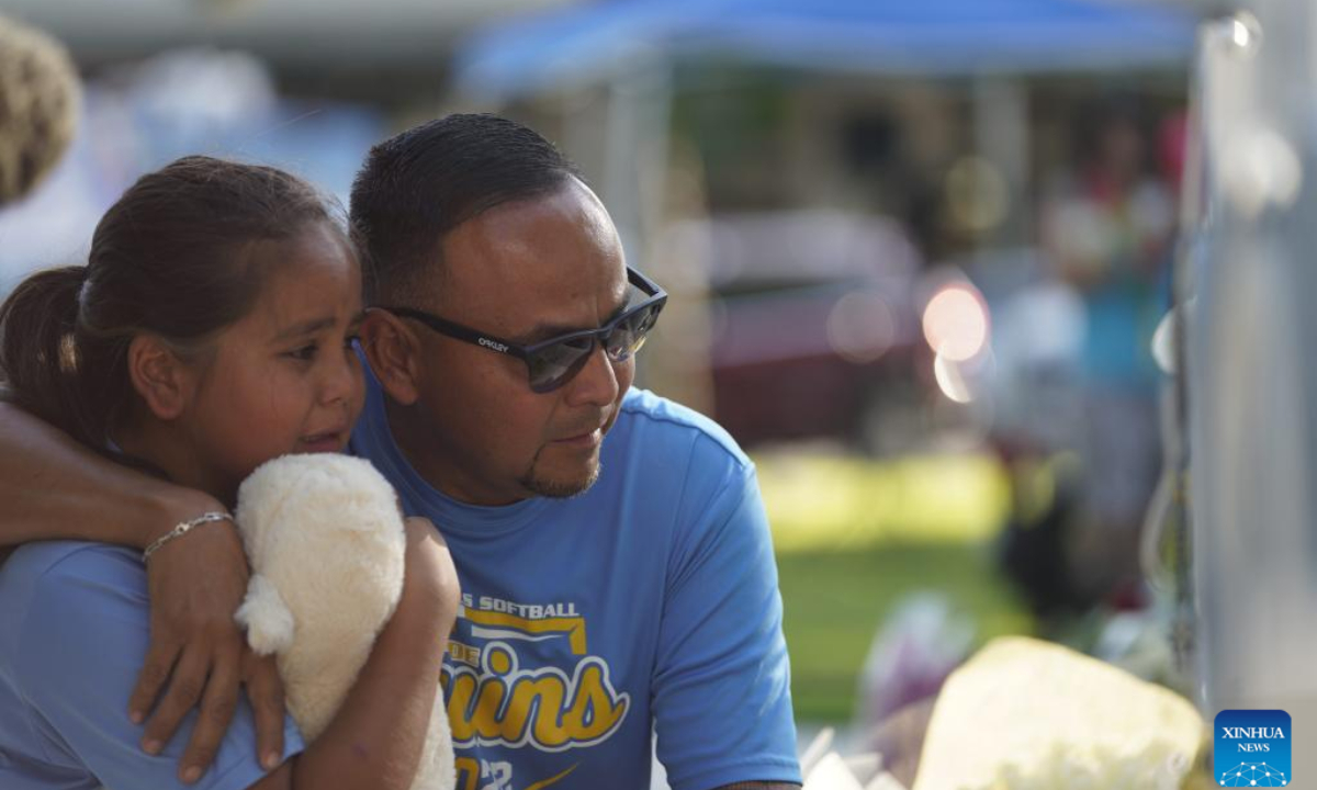 People mourn for victims of a school mass shooting in Uvalde, Texas, the United States, May 26, 2022. At least 19 children and two adults were killed in a shooting at Robb Elementary School in the town of Uvalde, Texas, on Tuesday. Photo:Xinhua