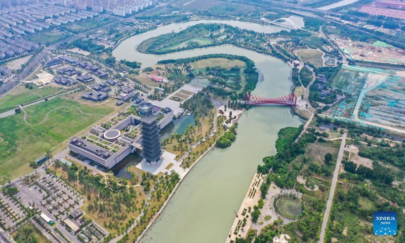 Aerial photo taken on May 25, 2022 shows the scenery of Sanwan canal scenic area in Yangzhou, east China's Jiangsu Province. Located in Sanwan section of the canal in Yangzhou, the scenic area has become a new tourist attraction since its opening to public in 2017.(Photo: Xinhua)