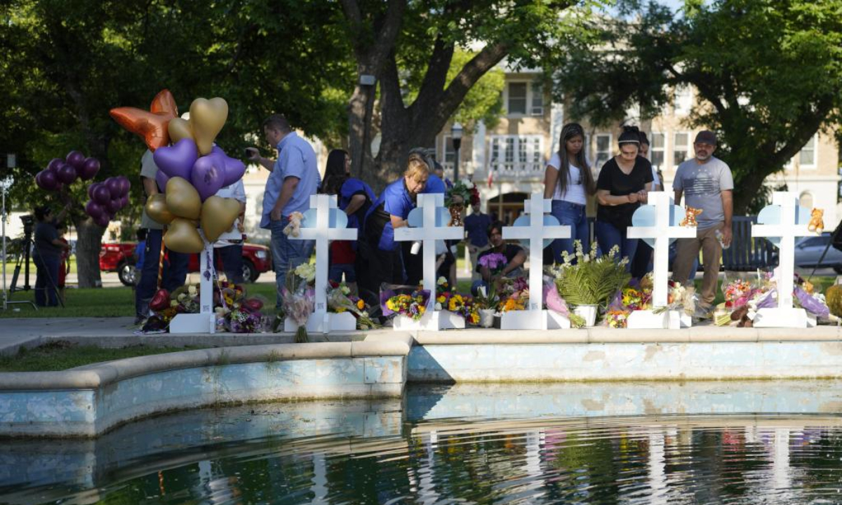 People mourn for victims of a school mass shooting in Uvalde, Texas, the United States, May 26, 2022. At least 19 children and two adults were killed in a shooting at Robb Elementary School in the town of Uvalde, Texas, on Tuesday. Photo:Xinhua