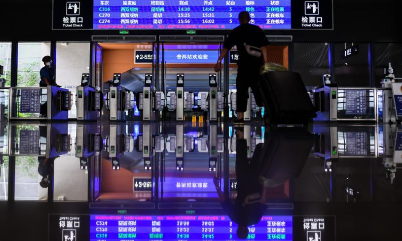 A passenger walks to the ticket gate at Puer Station on the China-Laos railway in southwest China's Yunnan Province, June 1, 2022. The China-Laos Railway, half a year into its operation, has delivered more than 4 million tonnes of freight as of Thursday, China's railway operator said.

The transport volume of cross-border cargo came in at 647,000 tonnes during the period, according to the China State Railway Group Co., Ltd.

The train line also handled over 3.2 million passenger trips, said the operator.

Since December 2021, 21 Chinese regions have designated cross-border trains for freight transport along the railway, with goods including fertilizers, daily necessities, electronics and fruits.

As a landmark project under the Belt and Road Initiative, the 1,035-km China-Laos Railway connects China's Kunming with the Laotian capital Vientiane. (Xinhua/Jiang Wenyao)