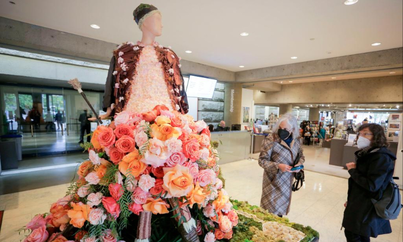 A mannequin decorated with flowers is displayed inside Vancouver Art Gallery in Vancouver, British Columbia, Canada, on June 3, 2022. The Fleurs de Villes FEMMES, a floral art exhibition, kicked off on Friday in Vancouver to celebrate and depict significant women through time. (Photo by Liang Sen/Xinhua)