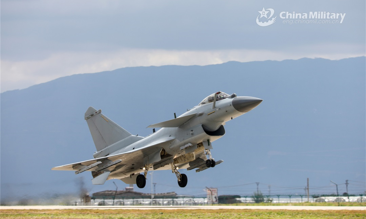 A fighter jet attached to an air force aviation brigade under the PLA Southern Theater Command takes off in the real-combat flight training on May 11, 2022. (eng.chinamil.com.cn/Photo by Li Zishao)
