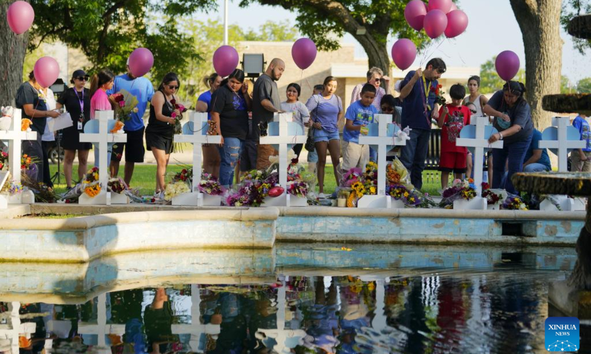 People mourn for victims of a school mass shooting in Uvalde, Texas, the United States, May 26, 2022. At least 19 children and two adults were killed in a shooting at Robb Elementary School in the town of Uvalde, Texas, on Tuesday. Photo:Xinhua
