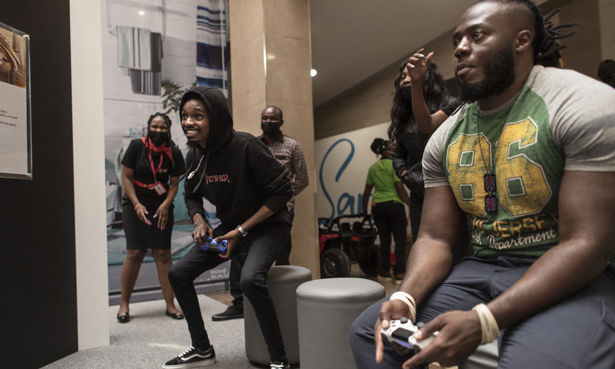 A contestant reacts during a gaming session against Brian Diang'a (right) in Nairobi, Kenya on October 22, 2021. Photo: AFP