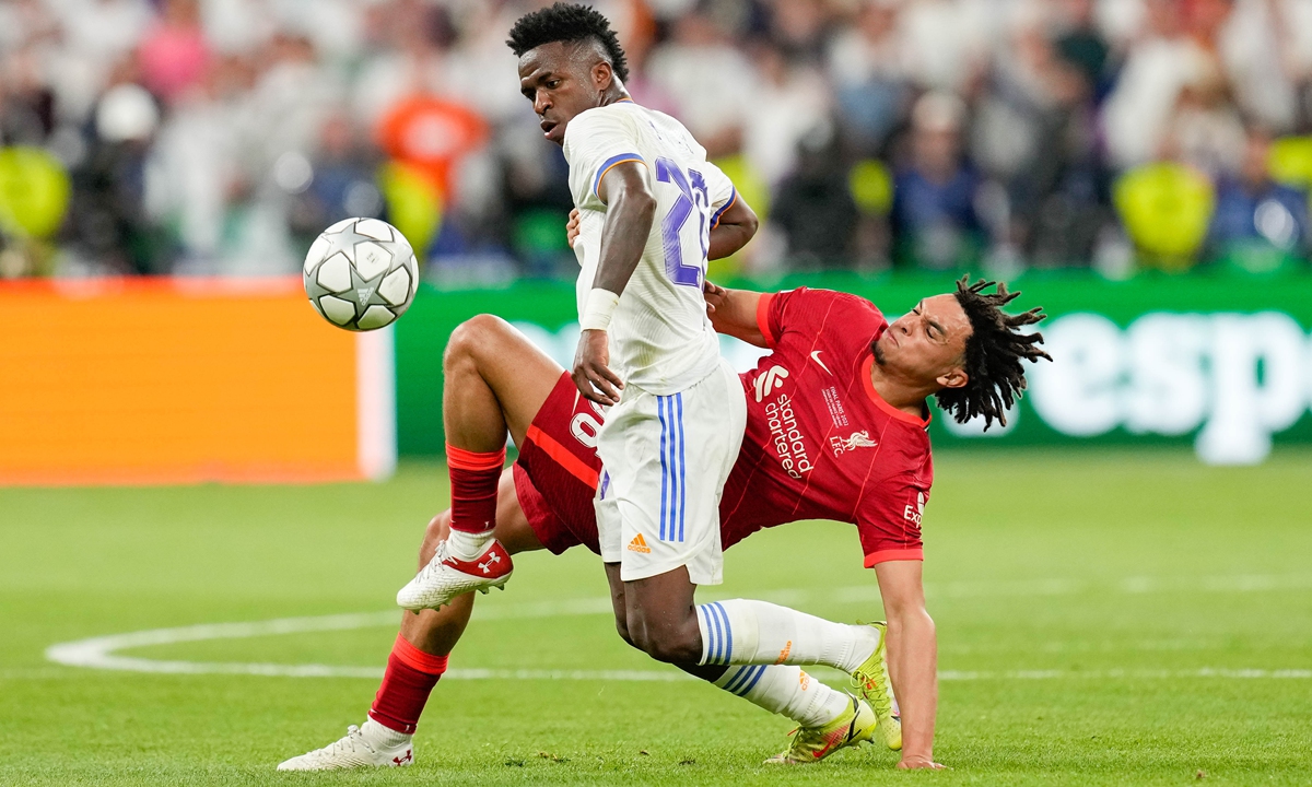 Vinicius Junior (front) of Real Madrid and Trent Alexander-Arnold of Liverpool battle for the ball on May 28, 2022 in Paris, France.  Photo: VCG