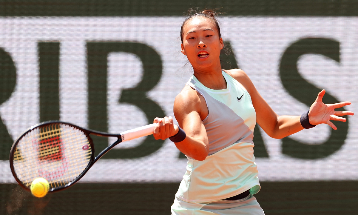 Zheng Qinwen of China plays a forehand against Alize Cornet of France during the Women's Singles Third Round match on Day 7 of The 2022 French Open at Roland Garros on May 28, 2022 in Paris, France. Photo: VCG