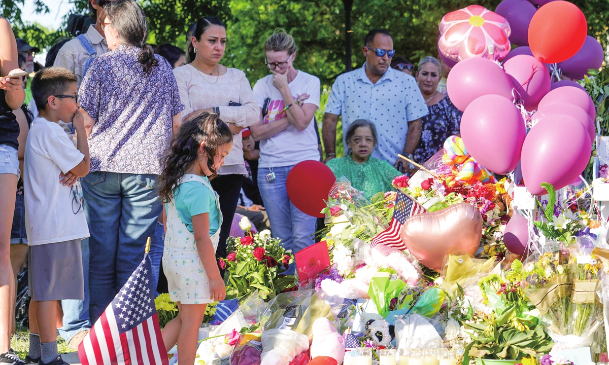 Residents of Uvalde, Texas on May 28, 2022 pray and mourn for the victims of the mass shooting that killed 19 children and two adults at an elementary school in the small town. Photo: Xinhua