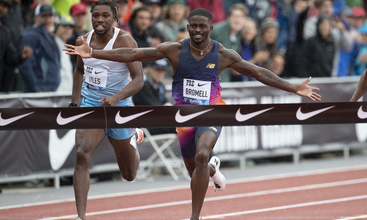 The United States' Trayvon Bromell, right, wins the men's 100 meters as Noah Lyles runs in the next lane during the Prefontaine Classic track and field meet Saturday, May 28, 2022, in Eugene, Oregon. Photo: VCG